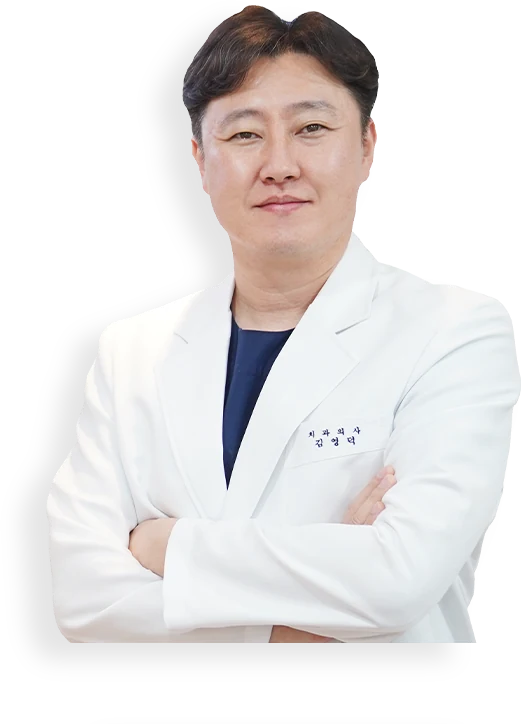 김영덕 대표원장 — 흰 가운에 팔짱 낀 상반신
